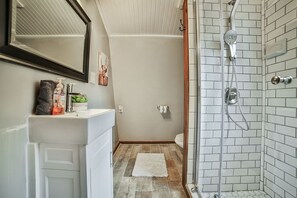 Douche, serviettes fournies, savon, shampooing