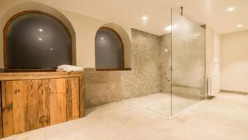 Een haardroger, handdoeken