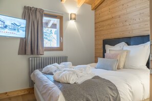 2 habitaciones, tabla de planchar con plancha y cuna de viaje