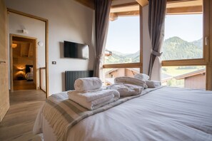 5 bedrooms, iron/ironing board, travel crib, free WiFi