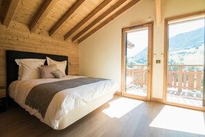 4 bedrooms, iron/ironing board, travel crib, free WiFi