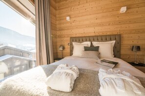 4 bedrooms, iron/ironing board, travel crib, free WiFi