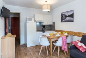 Four à micro-ondes, surface de cuisson, lave-vaisselle
