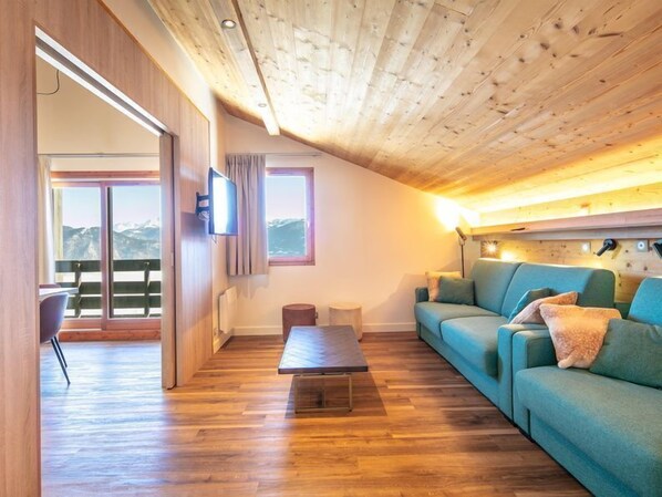 TV - Valmorel | 2BR for 10 + Ski-in, Ski-out! (Doucy)