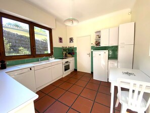 Refrigerador, lavavajillas y utensilios de cocina 