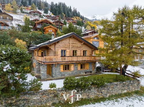 Charming chalet located in Patier, with a south facing terrace offering wonderful views.*********Ups
