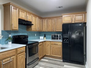 Fridge, microwave, oven, stovetop - Peachy Beach House - Hot Tub, Putting Greens, Arcade, Yard Games, Close to Beach (Gulfport)