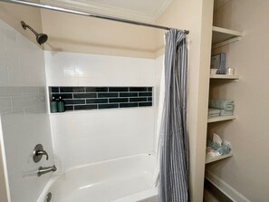 Sèche-cheveux, serviettes fournies, savon, shampoing
