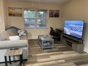 Smart TV, video games - Peachy Beach House - Hot Tub, Putting Greens, Arcade, Yard Games, Close to Beach (Gulfport)