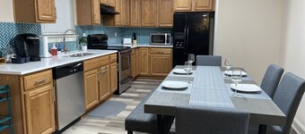 Peachy Beach House - Hot Tub, Putting Greens, Arcade, Yard Games, Close to Beach