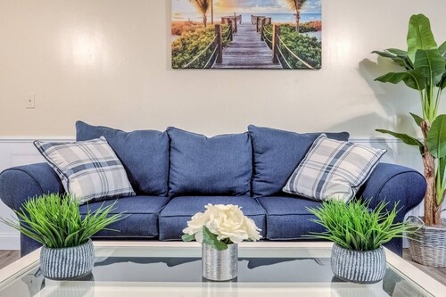 Premier League Pad - with Free Parking, Heat & AC