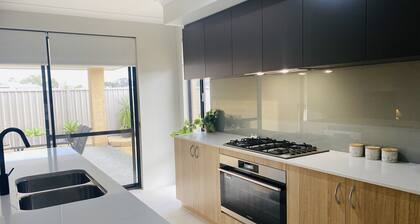 New 5 Bedroom Home 1km from the Beautiful Busselton Beaches