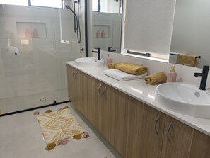 Dusche, Haartrockner, Handtücher, Seife