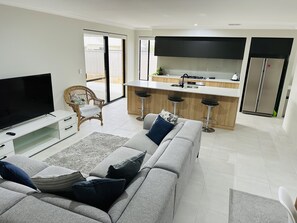 Smart TV - New 5 Bedroom Home 1km from the Beautiful Busselton Beaches  (Geographe)