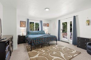 3 bedrooms, desk, iron/ironing board, travel crib