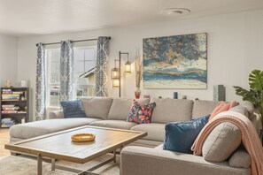 TV connectée, cheminée, livres