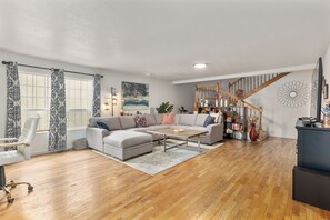 TV connectée, cheminée, livres