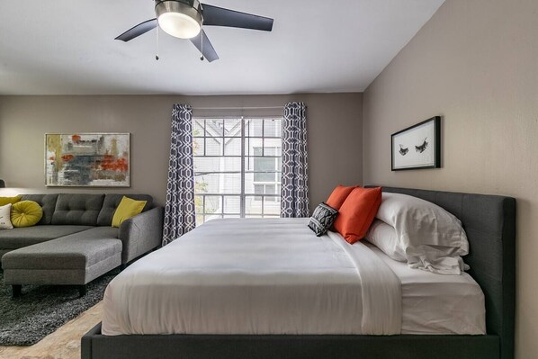 Escritorio, tabla de planchar con plancha, cuna de viaje y wifi gratis