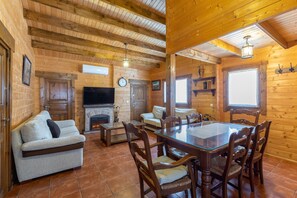 TV, fireplace - Rural House 'La Dehesa2' in Toledo with Private Pool, Wi-Fi, and Air Conditioning (Cobisa)