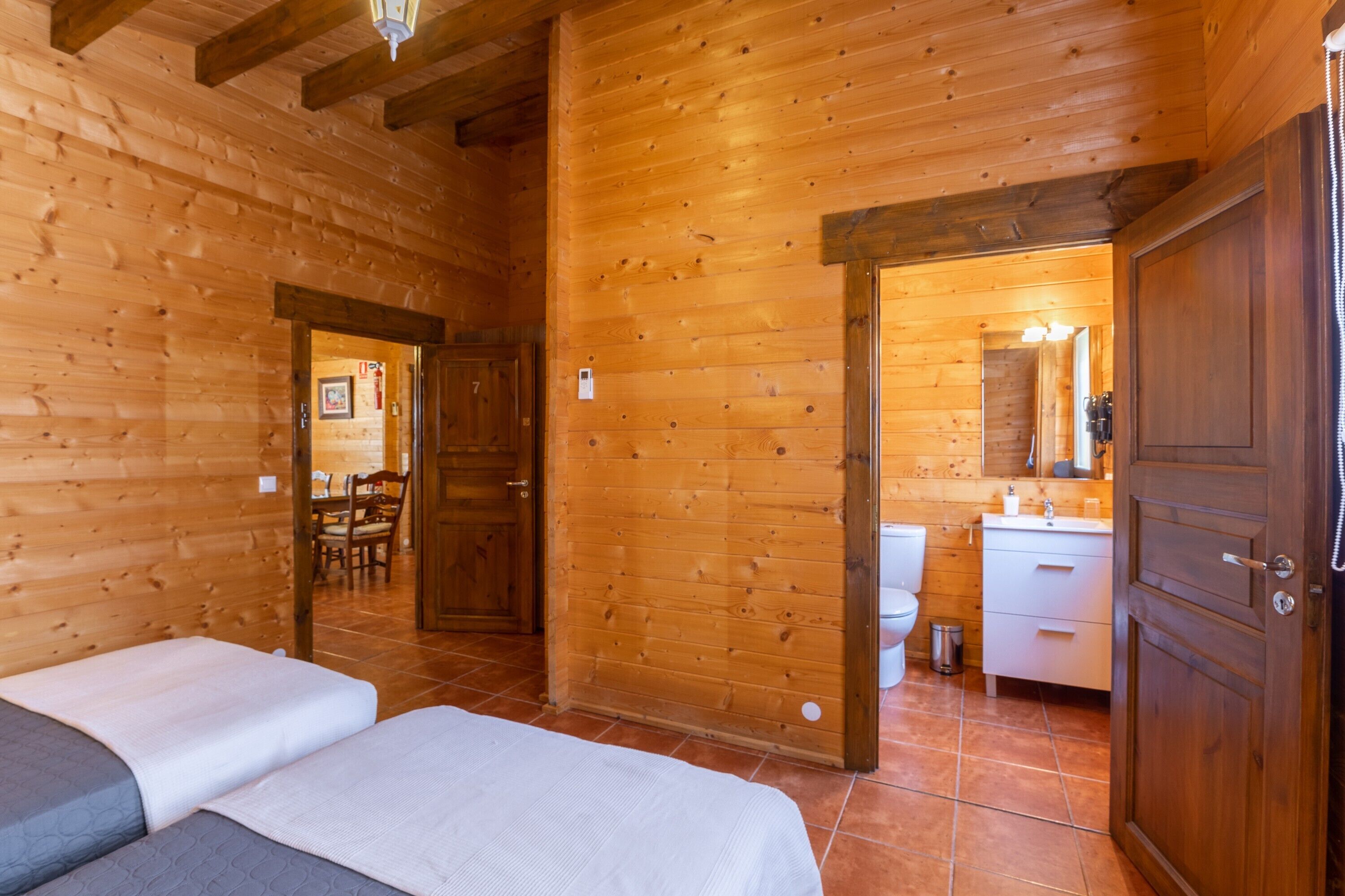 3 habitaciones, tabla de planchar con plancha y wifi gratis 