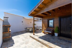 Outdoor dining - Holiday Home 'La Dehesa2 De Toledo' with Private Pool, Wi-Fi and Air Conditioning (Cobisa)