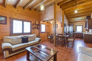 TV, fireplace - Holiday Home 'La Dehesa2 De Toledo' with Private Pool, Wi-Fi and Air Conditioning (Cobisa)