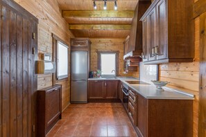 Fridge, microwave, oven, stovetop - Holiday Home 'La Dehesa2 De Toledo' with Private Pool, Wi-Fi and Air Conditioning (Cobisa)