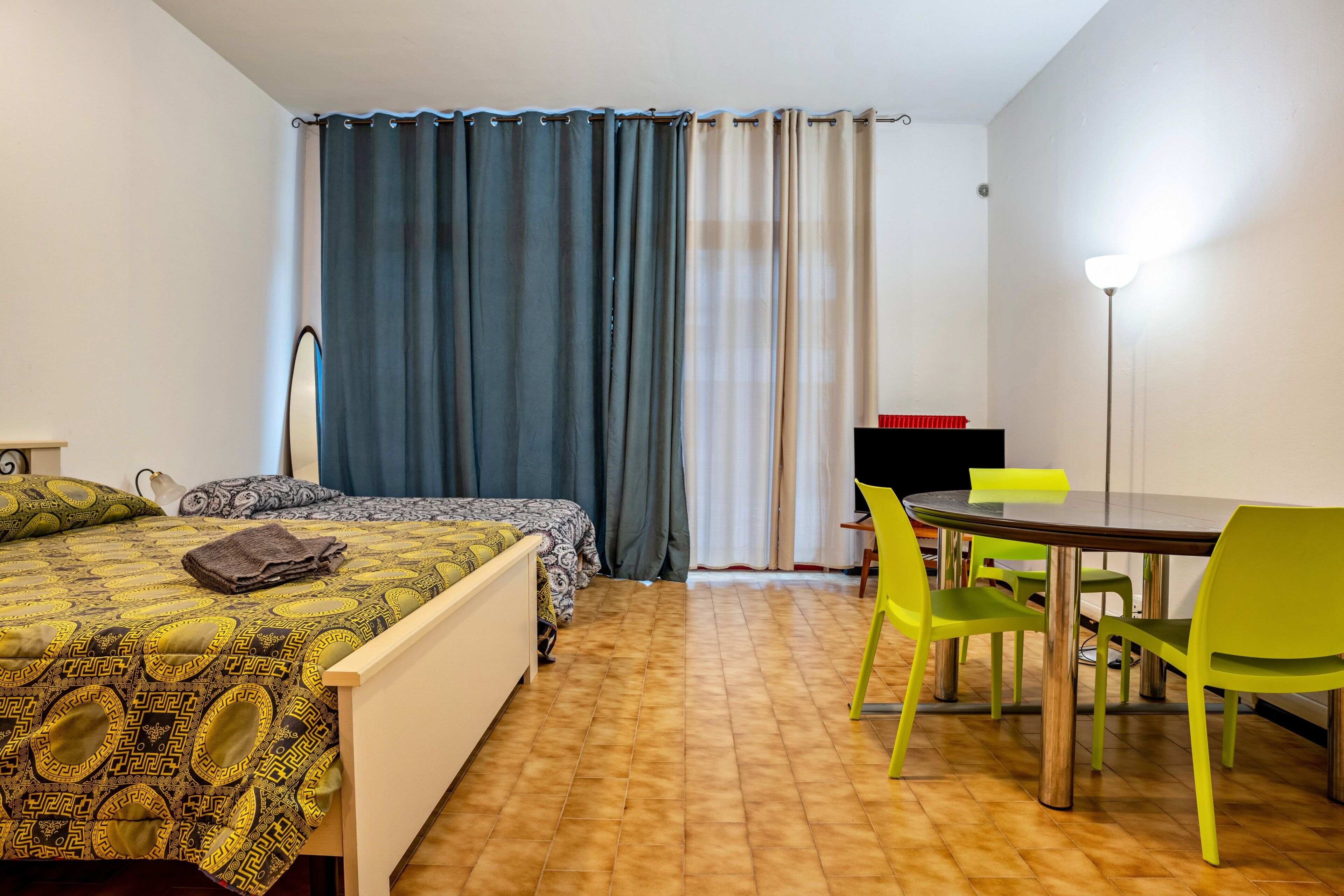 2 室のベッドルーム、WiFi (無料)、ベッドシーツ