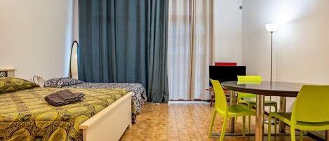 2 عدّة غرف نوم وواي فاي مجانًا وملاءات أسرّة