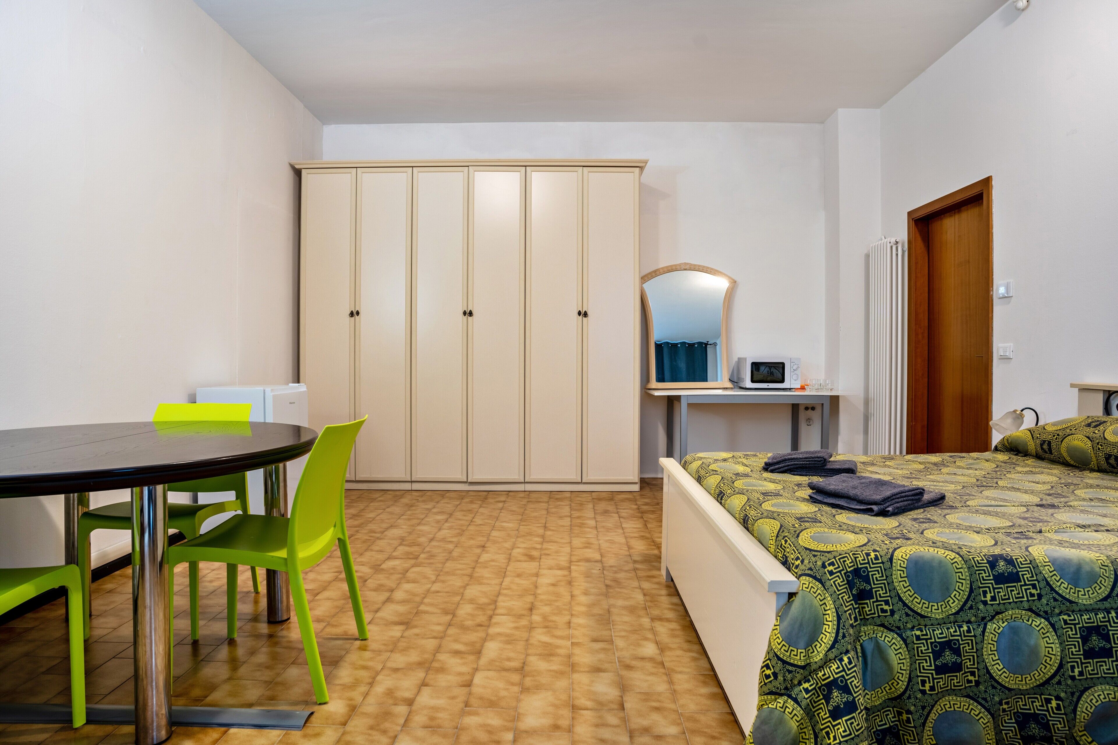 2 室のベッドルーム、WiFi (無料)、ベッドシーツ