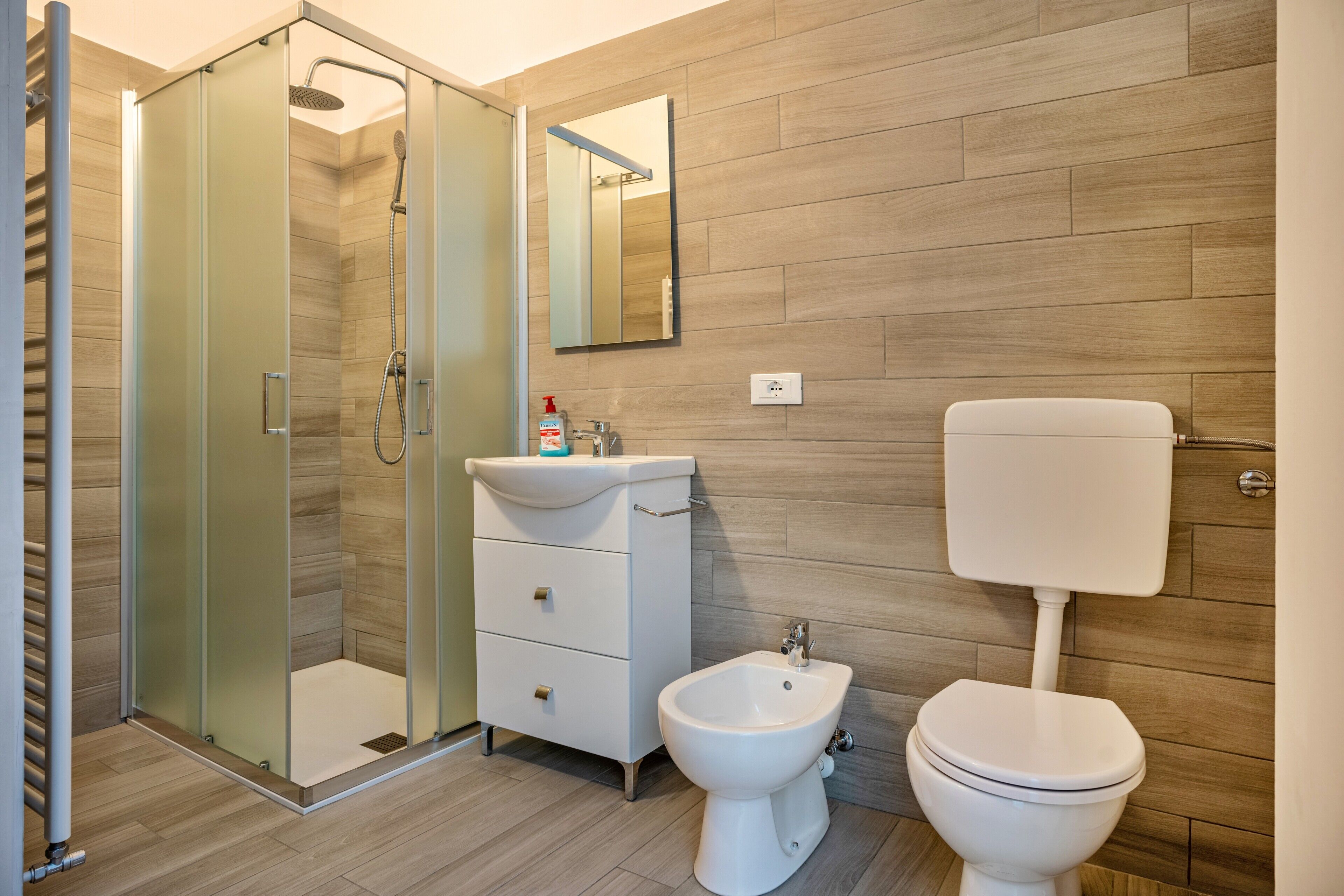 シャワー、ヘアドライヤー、タオル