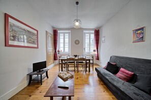 TV - Holiday Apartment "À Luchon" near the Slopes with Balcony and Wi-Fi (Bagnères-de-Luchon)