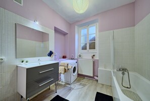 Shower, hair dryer, towels - Holiday Apartment "À Luchon" near the Slopes with Balcony and Wi-Fi (Bagnères-de-Luchon)