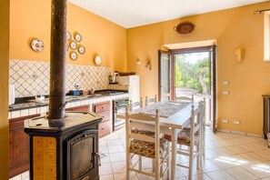 Fridge, microwave, oven, stovetop - Farmhouse "Il Grappolo E La Rosa - Sagrantino" with Shared Pool, Private Terrace & Wi-Fi (Montefalco)