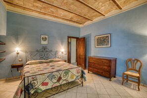 2 bedrooms, iron/ironing board, free WiFi, bed sheets - Farmhouse "Il Grappolo E La Rosa - Sagrantino" with Shared Pool, Private Terrace & Wi-Fi (Montefalco)