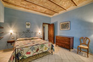 2 bedrooms, iron/ironing board, free WiFi, bed sheets - Farmhouse "Il Grappolo E La Rosa - Sagrantino" with Shared Pool, Private Terrace & Wi-Fi (Montefalco)
