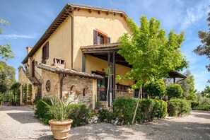 Exterior - Farmhouse "Il Grappolo E La Rosa - Sagrantino" with Shared Pool, Private Terrace & Wi-Fi (Montefalco)