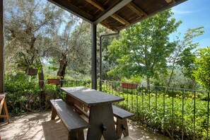 Outdoor dining - Farmhouse "Il Grappolo E La Rosa - Sagrantino" with Shared Pool, Private Terrace & Wi-Fi (Montefalco)