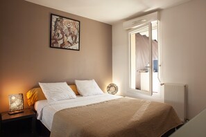 2 bedrooms, iron/ironing board, free WiFi, bed sheets - Apartment 'L Évasion' with Private Terrace and Wi-Fi (Marseille)