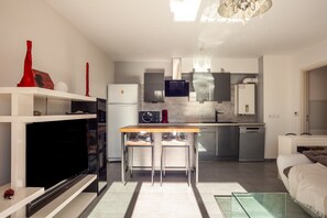 Fridge, microwave, oven, stovetop - Apartment 'L Évasion' with Private Terrace and Wi-Fi (Marseille)