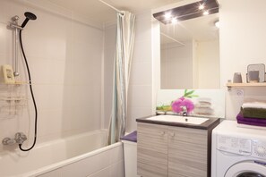 Ducha, secador de pelo, toallas