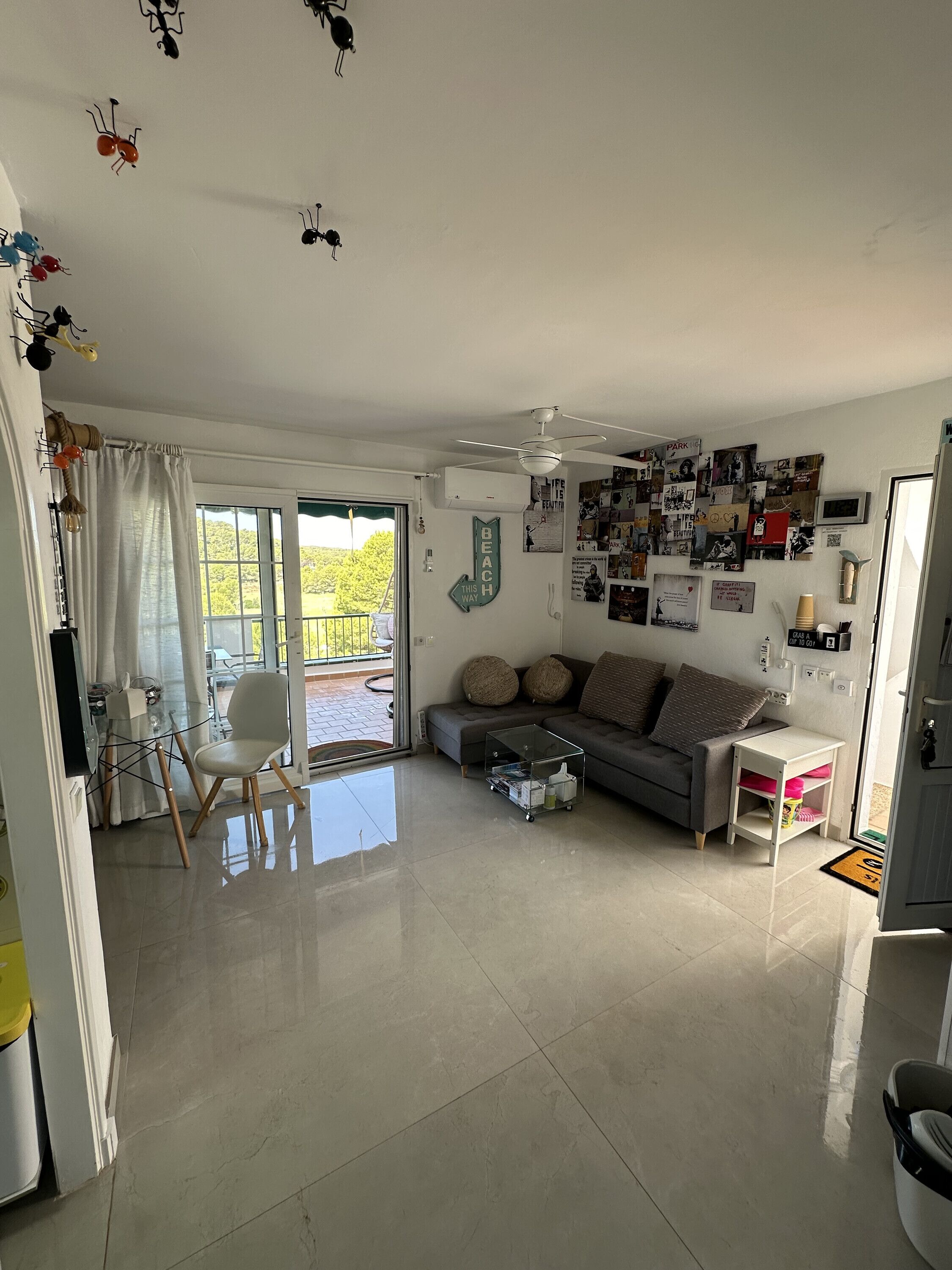 Una televisión, un reproductor de DVD, un reproductor estéreo