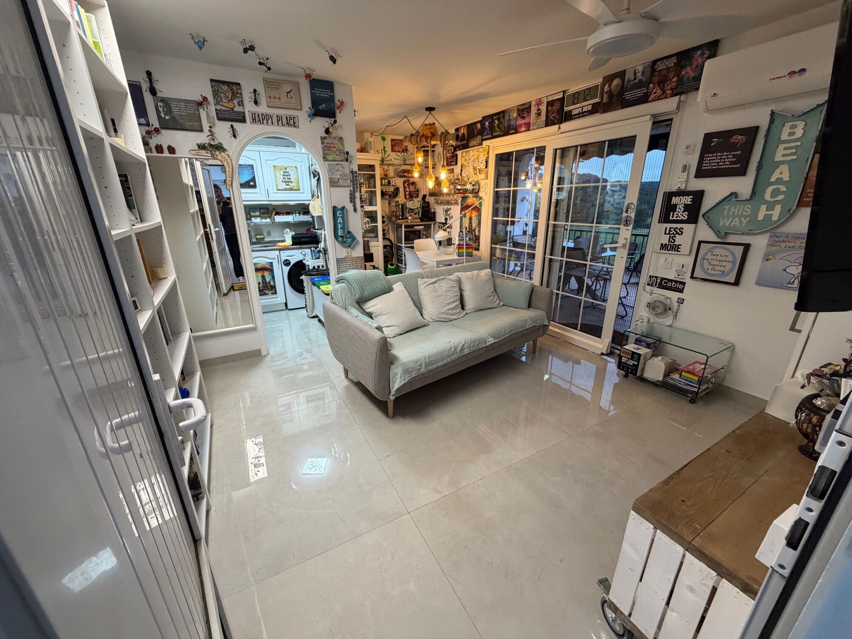 Télévision, lecteur de DVD, chaîne hi-fi