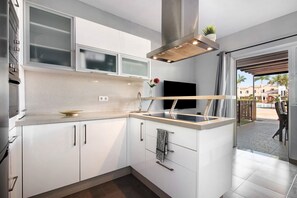 Fridge, microwave, oven, stovetop - Vacation Apartment 'Be Room Oasis Luxury Pool' with Shared Pool, Wi-Fi and Air Conditioning (Maspalomas)