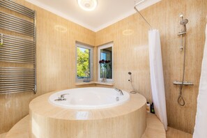 Dusche, Haartrockner, Handtücher