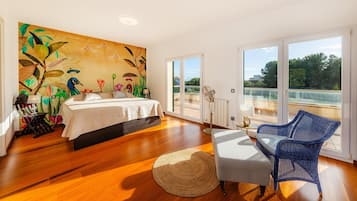 5 bedrooms, iron/ironing board, free WiFi, bed sheets