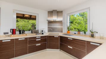 Refrigerador, microondas, horno, placa de cocina