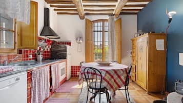 冷蔵庫、電子レンジ、オーブン、コンロ