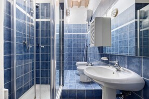 Ducha, secador de pelo y toallas