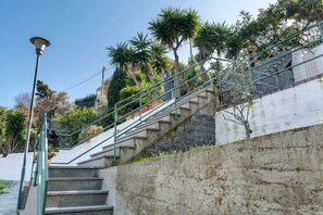 Property grounds - Apartment 'Il Faro' with Private Terrace and Private Garden (Celle Ligure)